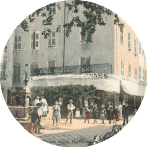 LES 1000 COLONNES PLACE AUX HERBES QUARTIER DES ARTS